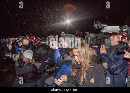 Reykjavik, Islanda. 9 ottobre 2012. L'immaginare la pace Tower è un memoriale di John Lennon da Yoko Ono, primo inaugurato nel 2007. È situato sulla isola Videy, al largo della costa di Reykjavik, Islanda. Esso è costituito da un alto "torre di luce', proiettata da una pietra bianca con la scritta 'immaginare la pace" in 24 lingue queste parole, e il nome della torre, sono un riferimento a Lennon dell inno di pace, immaginare. La torre è accesa ogni anno a partire dal 9 ottobre, Lennon il compleanno, attraverso 8 dicembre la data della sua morte. Credito: Arctic-Images / Alamy Live News Foto Stock