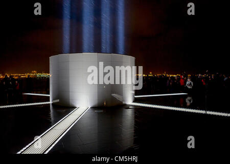 Reykjavik, Islanda. 9 ottobre 2012. L'immaginare la pace Tower è un memoriale di John Lennon da Yoko Ono, primo inaugurato nel 2007. È situato sulla isola Videy, al largo della costa di Reykjavik, Islanda. Esso è costituito da un alto "torre di luce', proiettata da una pietra bianca con la scritta 'immaginare la pace" in 24 lingue queste parole, e il nome della torre, sono un riferimento a Lennon dell inno di pace, immaginare. La torre è accesa ogni anno a partire dal 9 ottobre, Lennon il compleanno, attraverso 8 dicembre la data della sua morte. Credito: Arctic-Images / Alamy Live News Foto Stock