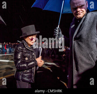 Reykjavik, Islanda. 9 ottobre 2012. L'immaginare la pace Tower è un memoriale di John Lennon da Yoko Ono, primo inaugurato nel 2007. È situato sulla isola Videy, al largo della costa di Reykjavik, Islanda. Esso è costituito da un alto "torre di luce', proiettata da una pietra bianca con la scritta 'immaginare la pace" in 24 lingue queste parole, e il nome della torre, sono un riferimento a Lennon dell inno di pace, immaginare. La torre è accesa ogni anno a partire dal 9 ottobre, Lennon il compleanno, attraverso 8 dicembre la data della sua morte. Credito: Arctic-Images / Alamy Live News Foto Stock