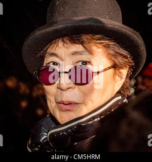 Reykjavik, Islanda. 9 ottobre 2012. L'immaginare la pace Tower è un memoriale di John Lennon da Yoko Ono, primo inaugurato nel 2007. È situato sulla isola Videy, al largo della costa di Reykjavik, Islanda. Esso è costituito da un alto "torre di luce', proiettata da una pietra bianca con la scritta 'immaginare la pace" in 24 lingue queste parole, e il nome della torre, sono un riferimento a Lennon dell inno di pace, immaginare. La torre è accesa ogni anno a partire dal 9 ottobre, Lennon il compleanno, attraverso 8 dicembre la data della sua morte. Credito: Arctic-Images / Alamy Live News Foto Stock