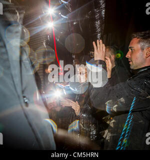 Reykjavik, Islanda. 9 ottobre 2012. L'immaginare la pace Tower è un memoriale di John Lennon da Yoko Ono, primo inaugurato nel 2007. È situato sulla isola Videy, al largo della costa di Reykjavik, Islanda. Esso è costituito da un alto "torre di luce', proiettata da una pietra bianca con la scritta 'immaginare la pace" in 24 lingue queste parole, e il nome della torre, sono un riferimento a Lennon dell inno di pace, immaginare. La torre è accesa ogni anno a partire dal 9 ottobre, Lennon il compleanno, attraverso 8 dicembre la data della sua morte. Credito: Arctic-Images / Alamy Live News Foto Stock