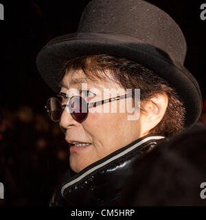 Reykjavik, Islanda. 9 ottobre 2012. L'immaginare la pace Tower è un memoriale di John Lennon da Yoko Ono, primo inaugurato nel 2007. È situato sulla isola Videy, al largo della costa di Reykjavik, Islanda. Esso è costituito da un alto "torre di luce', proiettata da una pietra bianca con la scritta 'immaginare la pace" in 24 lingue queste parole, e il nome della torre, sono un riferimento a Lennon dell inno di pace, immaginare. La torre è accesa ogni anno a partire dal 9 ottobre, Lennon il compleanno, attraverso 8 dicembre la data della sua morte. Credito: Arctic-Images / Alamy Live News Foto Stock