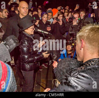 Reykjavik, Islanda. 9 ottobre 2012. L'immaginare la pace Tower è un memoriale di John Lennon da Yoko Ono, primo inaugurato nel 2007. È situato sulla isola Videy, al largo della costa di Reykjavik, Islanda. Esso è costituito da un alto "torre di luce', proiettata da una pietra bianca con la scritta 'immaginare la pace" in 24 lingue queste parole, e il nome della torre, sono un riferimento a Lennon dell inno di pace, immaginare. La torre è accesa ogni anno a partire dal 9 ottobre, Lennon il compleanno, attraverso 8 dicembre la data della sua morte. Credito: Arctic-Images / Alamy Live News Foto Stock