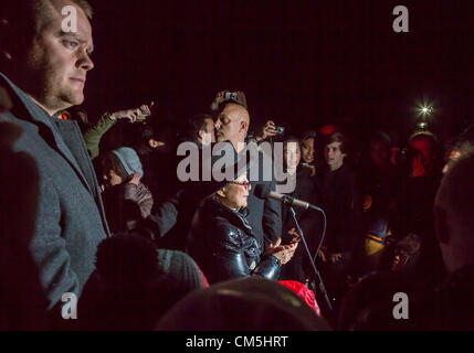 Reykjavik, Islanda. 9 ottobre 2012. L'immaginare la pace Tower è un memoriale di John Lennon da Yoko Ono, primo inaugurato nel 2007. È situato sulla isola Videy, al largo della costa di Reykjavik, Islanda. Esso è costituito da un alto "torre di luce', proiettata da una pietra bianca con la scritta 'immaginare la pace" in 24 lingue queste parole, e il nome della torre, sono un riferimento a Lennon dell inno di pace, immaginare. La torre è accesa ogni anno a partire dal 9 ottobre, Lennon il compleanno, attraverso 8 dicembre la data della sua morte. Credito: Arctic-Images / Alamy Live News Foto Stock