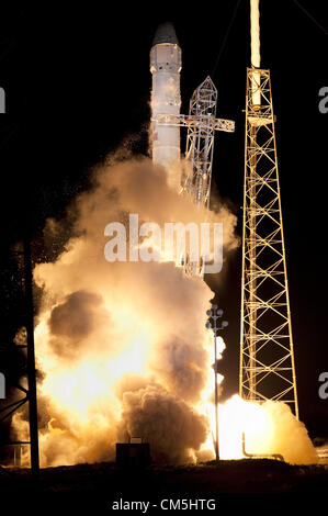 Florida, Stati Uniti d'America. Il 7 ottobre 2012. La Space Exploration Technologies Corp., o SpaceX, Falcon 9 a razzo con Dragon capsule liftoffs allegata allo Space Launch Complex-40 a Cape Canaveral il 7 ottobre 2012 in Florida. Il lancio sarà il primo rifornimento commerciale servizi o CRS-1, missione alla stazione spaziale internazionale. Foto Stock