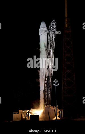 Florida, Stati Uniti d'America. Il 7 ottobre 2012. La Space Exploration Technologies Corp., o SpaceX, Falcon 9 a razzo con Dragon capsule liftoffs allegata allo Space Launch Complex-40 a Cape Canaveral il 7 ottobre 2012 in Florida. Il lancio sarà il primo rifornimento commerciale servizi o CRS-1, missione alla stazione spaziale internazionale. Foto Stock