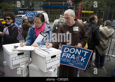 New York, Stati Uniti d'America. Ott 9, 2012: persone provenienti da diversi gruppi ambientali ha inviato un messaggio a New York Stato governatore Andrew Cuomo presso il suo ufficio di New York che fratturazione idraulica è un veleno tecnologia e noi non la vogliamo nel nostro stato. "Siamo in grado di vivere senza gas ma non senza acqua pulita.' 150.000 firme sono state consegnate ai governatori ufficio oggi contro la fratturazione idraulica (FRACKING). Foto Stock