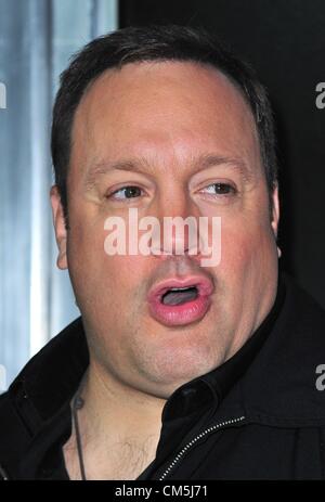 New York, Stati Uniti d'America. 9 ottobre 2012. Kevin James all'arrivo qui arriva il braccio Premiere, AMC Loews Lincoln Square Theatre. Foto di: Gregorio T. Binuya/Everett raccolta/Alamy Live News Foto Stock