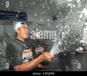 Wei-Yin Chen (Orioles), 5 ottobre 2012 - MLB : Wei-Yin Chen di Baltimore Orioles festeggia con lo champagne dopo aver vinto il campionato americano Wild Card gioco di spareggio contro il Texas Rangers a Rangers Ballpark in Arlington in Arlington, Texas, Stati Uniti. (Foto di AFLO) Foto Stock
