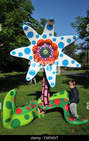 Regents Park, London, Regno Unito. Il 10 ottobre 2012. " Fiori che fioriscono domani" da Yayoi Kusama nel Parco della scultura. Il fregio Art Fair a Regents Park. La più grande arte contemporanea evento nel Regno Unito si apre al pubblico. La fiera d'arte è sponsorizzato da Deutsche Bank e funzioni da oltre 1.000 artisti viventi. Credito: Matteo Chattle / Alamy Live News Foto Stock
