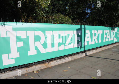 Regents Park, London, Regno Unito. Il 10 ottobre 2012. Il fregio Art Fair a Regents Park. La più grande arte contemporanea evento nel Regno Unito si apre al pubblico. La fiera d'arte è sponsorizzato da Deutsche Bank e funzioni da oltre 1.000 artisti viventi. Credito: Matteo Chattle / Alamy Live News Foto Stock