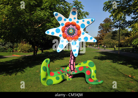Regents Park, London, Regno Unito. Il 10 ottobre 2012. " Fiori che fioriscono domani" da Yayoi Kusama nel Parco della scultura. Il fregio Art Fair a Regents Park. La più grande arte contemporanea evento nel Regno Unito si apre al pubblico. La fiera d'arte è sponsorizzato da Deutsche Bank e funzioni da oltre 1.000 artisti viventi. Credito: Matteo Chattle / Alamy Live News Foto Stock