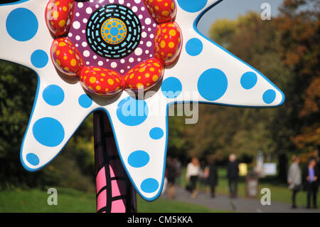 Regents Park, London, Regno Unito. Il 10 ottobre 2012. " Fiori che fioriscono domani" da Yayoi Kusama nel Parco della scultura. Il fregio Art Fair a Regents Park. La più grande arte contemporanea evento nel Regno Unito si apre al pubblico. La fiera d'arte è sponsorizzato da Deutsche Bank e funzioni da oltre 1.000 artisti viventi. Credito: Matteo Chattle / Alamy Live News Foto Stock