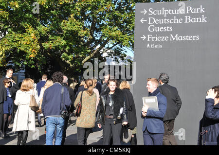 Regents Park, London, Regno Unito. Il 10 ottobre 2012. I visitatori che arrivano in corrispondenza del fregio Art Fair a Regents Park. La più grande arte contemporanea evento nel Regno Unito si apre al pubblico. La fiera d'arte è sponsorizzato da Deutsche Bank e funzioni da oltre 1.000 artisti viventi. Credito: Matteo Chattle / Alamy Live News Foto Stock