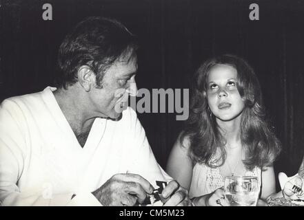 LINDA BLAIR con Richard Burton nel corso di una conferenza stampa che herald il successore di The Exorcist , chiamato l'eretico: Exorcist II.(Immagine di credito: © Cp/Globe foto/ZUMAPRESS.com) Foto Stock