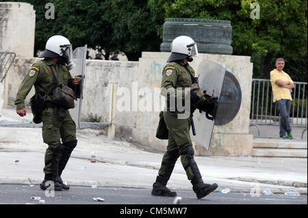 Atene, Grecia. Martedì 09 ottobre 2012 nell'immagine: polizia in piazza Syntagma, davanti al parlamento greco. Re: il Cancelliere tedesco Angela Merkel ha promesso il suo paese continuerà a fornire appoggio alla Grecia, durante la sua prima visita ad Atene dal momento che la zona euro crisi scoppiata a quasi tre anni fa. La signora Merkel ha detto la Grecia aveva compiuto buoni progressi nel trattare con il suo vasto debito ma che era su un "difficile percorso'. Migliaia di persone che la colpa della Germania per forzare dolorose misure di austerità in Grecia stanno protestando in Atene. La polizia ha usato gas lacrimogeni e granate stun contro i dimostranti. Co Foto Stock