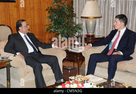 ISLAMABAD, Pakistan, 10 ott: il Presidente pakistano, Asif Ali Zardari scambi di opinioni con l' ex Ministro degli Affari Esteri del Regno Unito, David Wright Miliband durante una riunione a Aiwan-e-Sadr Mercoledì, Ottobre 10, 2012. (PPI immagini). Foto Stock