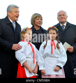 Da sinistra: il Presidente tedesco Joachim Gauck, sua compagna Daniela Schadt e presidente ceco pagare rispetto al memorial nel villaggio di Lidice, Repubblica Ceca, mercoledì 10 ottobre, 2012. Il villaggio di Lidice fu completamente distrutto il 10 giugno 1942 dai nazisti dopo l assassinio di Reinhard Heydrich da Czech combattenti della resistenza che fu paracadutata dall Inghilterra. Esplosioni ha sbranato agriturismi in 1942, tutti maschi 173 residenti di sesso maschile sono stati eseguiti in loco, le donne e i bambini sono stati inviati in campi di concentramento in Ravensbrueck e Khelmo. (CTK foto/Vondrous Romano) Foto Stock