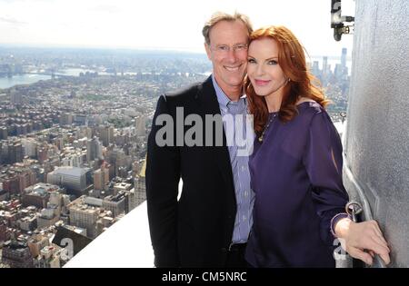 Ottobre 10, 2012 - Manhattan, New York, Stati Uniti - Attrice Marcia Cross, con marito TOM MAHONEY, luci e guidate l'Empire State Building in onore di pianificare la giornata internazionale della donna, un giorno adottato dalle Nazioni Unite per riconoscere le ragazze dei diritti e le sfide uniche ragazze di tutto il mondo si trova ad affrontare, Ottobre 10, 2012. (Credito Immagine: © Bryan Smith/ZUMAPRESS.com) Foto Stock