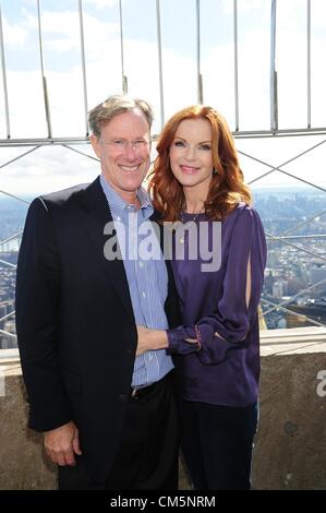 Ottobre 10, 2012 - Manhattan, New York, Stati Uniti - Attrice Marcia Cross, con marito TOM MAHONEY, luci e guidate l'Empire State Building in onore di pianificare la giornata internazionale della donna, un giorno adottato dalle Nazioni Unite per riconoscere le ragazze dei diritti e le sfide uniche ragazze di tutto il mondo si trova ad affrontare, Ottobre 10, 2012. (Credito Immagine: © Bryan Smith/ZUMAPRESS.com) Foto Stock