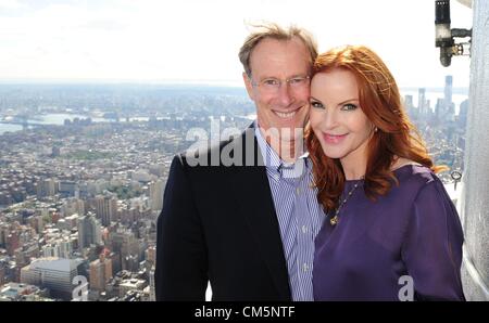 Ottobre 10, 2012 - Manhattan, New York, Stati Uniti - Attrice Marcia Cross, con marito TOM MAHONEY, luci e guidate l'Empire State Building in onore di pianificare la giornata internazionale della donna, un giorno adottato dalle Nazioni Unite per riconoscere le ragazze dei diritti e le sfide uniche ragazze di tutto il mondo si trova ad affrontare, Ottobre 10, 2012. (Credito Immagine: © Bryan Smith/ZUMAPRESS.com) Foto Stock