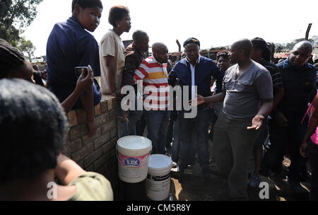 JOHANNESBURG, SUD AFRICA: espulso ANC Youth League leader Julius Malema arriva nel Parco Slovo insediamento informale il 10 ottobre 2012 a Johannesburg, in Sud Africa. I residenti invitati Malema per risolverli. (Foto di Gallo Immagini / Foto24 / Felix Dlangamandla) Foto Stock