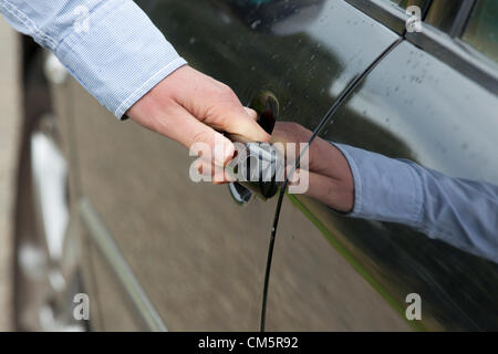 Braccio uomo poggiato sulla soglia del finestrino dell'auto Foto stock -  Alamy