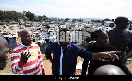 JOHANNESBURG, SUD AFRICA: espulso ANC Youth League leader Julius Malema arriva nel Parco Slovo insediamento informale il 10 ottobre 2012 a Johannesburg, in Sud Africa. I residenti invitati Malema per risolverli. (Foto di Gallo Immagini / Foto24 / Felix Dlangamandla) Foto Stock