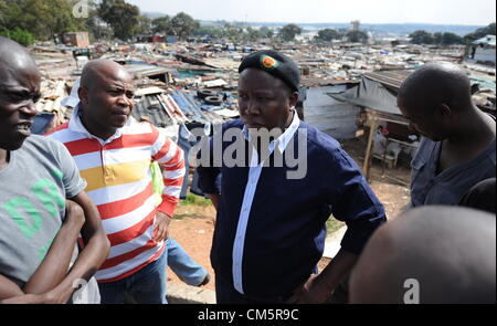 JOHANNESBURG, SUD AFRICA: espulso ANC Youth League leader Julius Malema arriva nel Parco Slovo insediamento informale il 10 ottobre 2012 a Johannesburg, in Sud Africa. I residenti invitati Malema per risolverli. (Foto di Gallo Immagini / Foto24 / Felix Dlangamandla) Foto Stock