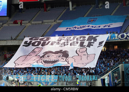 FC FCYokohama ventole (Yokohama FC), Ottobre 10, 2012 - Calcio : Yokohama FC appassionati raccontano le loro rivali locali cosa fare nei loro migliori giapponese di Yokohama FC fan (Yokohama FC), Ottobre 10, 2012 - Calcio : Yokohama FC fan tenere un grande striscione finalizzata alla loro rivali appena prima dell'inizio del 92Imperatore della tazza, 3° Round match tra Yokohama f Marinos 2-1 Yokohama FC a Nissan Stadium, Kanagawa, Giappone. Shunsuke Nakamura, ex del Celtic, segnato due free-calci come Yokohama f Marinos ha vinto il gioco 2-1. (Foto di Daiju Kitamura/AFLO SPORT) [1045] Foto Stock