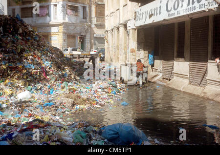 Vista del ristagno di acqua di fognatura e mucchio di rifiuti stabilisce in Wazir Mansion Street, vicino al luogo di nascita del fondatore del Pakistan Quaid-e-Azam Muhammad Ali Jinnah creando problemi per i residenti che mostra la negligenza del dipartimento interessato, a Karachi il giovedì 11 ottobre, 2012. Foto Stock