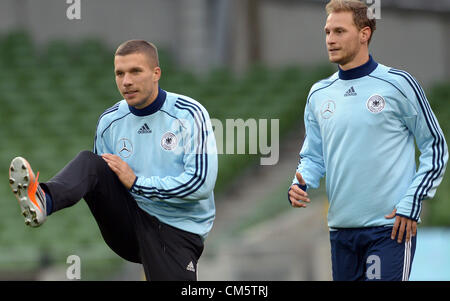 11.10.2012. Aviva Stadium, Dublino, Irlanda. La Germania Lukas Podolski (l) e Benedickt Hoewedes tratto durante il corso di formazione in Aviva Stadium di Dublino, in Irlanda, 11 ottobre 2012. Il tedesco del team nazionali dovranno svolgere un ruolo World Cup Match di qualificazione contro l'Irlanda il 12 ottobre 2012. Foto Stock