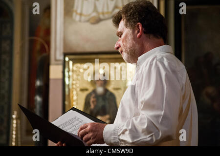 Gerusalemme, Israele. 11 ottobre 2012. Coro da Camera musica Aeterna, condotta da Ilya Plotikin, condurre una ultima prova presso la Cattedrale della Trinità in Gerusalemme, inaugurato nel 1872 in presenza del Granduca Nicholas Nikolaevich, il sambuco. Gerusalemme, Israele. 11-Ottobre-2012. Il Russo Santa Trinità Cattedrale ha per la prima volta approvato un concerto per essere eseguita entro le sue mura. Il coro da camera musica Aeterna, condotta da Ilya Plotikin, stasera gioca il russo musica liturgica scritta per la Chiesa Russa. Foto Stock