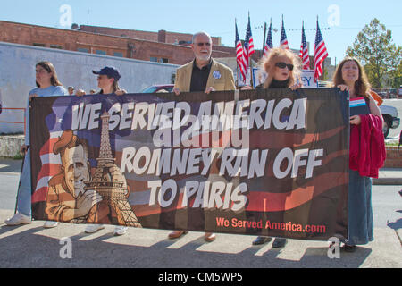 Asheville, North Carolina, Stati Uniti d'America. 11 ottobre 2012. Tenere i manifestanti anti Romney cartello fuori Convention Center dove prima di Mitt Romney della campagna presidenziale di Rally in Asheville, NC, Stati Uniti d'America, 11 Ottobre 2012 Foto Stock