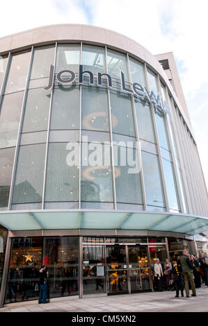 Exeter, Regno Unito. Xii Ottobre 2012. John Lewis Store Exeter sulla moning dell'apertura con oltre 150 clienti in coda dietro l'angolo di Sidwell Street in Exeter City Centre, Regno Unito. Credito: Clive Chilvers / Alamy Live News Foto Stock