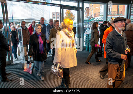 Exeter, Regno Unito. Xii Ottobre 2012. Cliente di inserire il nuovo John Lewis Store durante l'apertura di John Lewis Store a Exeter, Regno Unito. Credito: Clive Chilvers / Alamy Live News Foto Stock