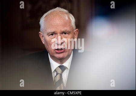 Oslo, Norvegia. Xii Ottobre 2012. Direttore del Comitato Nobel norvegese Geir Lundestad colloqui con la stampa prima che l'annuncio del premio Nobel per la Pace 2012 Credit: © Alexander Widding / Alamy Live News Foto Stock