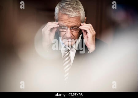 Oslo, Norvegia. Xii Ottobre 2012. Nobel norvegese Presidente Comitato Thorbjoern Jagland annunciare che la UE (Unione Europea) vince il Premio Nobel per la Pace 2012 Credit: © Alexander Widding / Alamy Live News Foto Stock