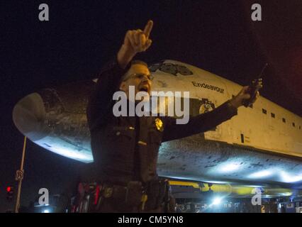 Ottobre 12, 2012 - Los Angeles, California (CA, Stati Uniti - Lo Space Shuttle Endeavour Lascia Los Angeles International Airport è mosso da quattro computer-controllato i trasportatori su strade della città di Los Angeles, California, nelle prime ore della mattina 12 ottobre 2012 . Adopera il venerdì inizia una due giorni di cammino di terra al suo ultimo luogo di riposo del California Science Center. NASA Space Shuttle programma terminato nel 2011 dopo 30 anni e 135 missioni. (Credito Immagine: © Ringo Chiu/ZUMAPRESS.com) Foto Stock