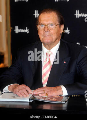 Sir Roger Moore di firmare le copie del suo libro "Bond su Bond' a Harrods, Knightsbridge di Londra - 11 ottobre 2012 foto di persone premere Foto Stock