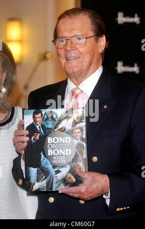 Sir Roger Moore di firmare le copie del suo libro "Bond su Bond' a Harrods, Knightsbridge di Londra - 11 ottobre 2012 foto di persone premere Foto Stock