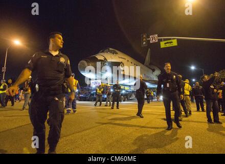Ottobre 12, 2012 - Los Angeles, California, Stati Uniti - Lo Space Shuttle Endeavour Lascia Los Angeles International Airport, strisciando su quattro computer trasportatori controllato attraverso le strade della città durante le prime ore del mattino. Adopera il venerdì inizia una due giorni di cammino di terra al suo ultimo luogo di riposo del California Science Center. (Credito Immagine: © Ringo Chiu/ZUMAPRESS.com) Foto Stock