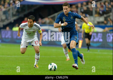 Saint-Denis, Francia, 12 ott 2012. Francia / Giappone. Makoto Hasebe (sinistra) & Olivier Giroud (a destra). Foto Stock
