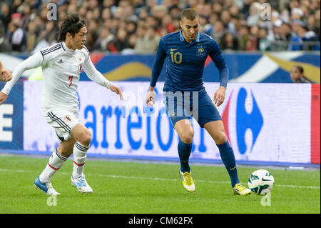 Saint-Denis, Francia, 12 ott 2012. Francia / Giappone. Yasuhito Endo (sinistra) & Karim Benzema (a destra). Foto Stock