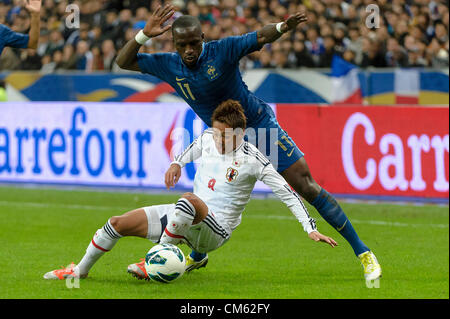 Saint-Denis, Francia, 12 ott 2012. Francia / Giappone. Yasuhito Endo (fondo) & Moussa Sissoko (top). Foto Stock