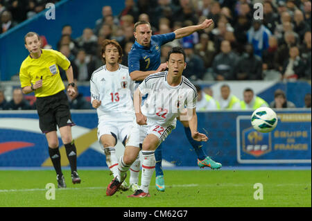 Saint-Denis, Francia, 12 ott 2012. Francia / Giappone. Arbitro William Collum, Hajime Hsogai (sinistra), Franck Ribéry (centro) & Maya Yoshida (a destra). Foto Stock