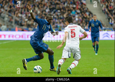 Saint-Denis, Francia, 12 ott 2012. Francia / Giappone. Moussa Sissoko (sinistra) & Yuto Nagatomo (a destra). Foto Stock