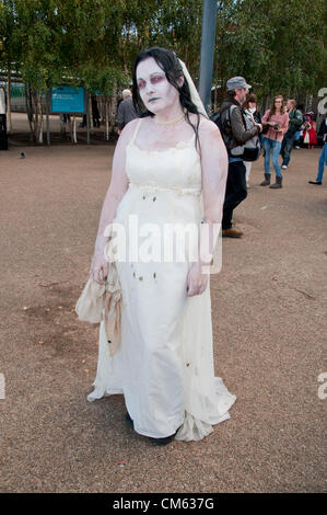 Londra, Regno Unito. 13/10/12. Zombie orda rampages intorno alla Tate Modern sulla banca del sud. Non sono solo gli zombie su una sanguinosa sete di ricerca di carne umana, essi sono anche la raccolta di fondi per l'evento ha scelto la carità, St Mungos. Più di 50 città in tutto il mondo a partecipare al Mondiale Zombie giorno, tra cui New York, Pittsburgh, Parigi, Hong Kong, Los Angeles, Chicago, Dallas, Seattle, e Tokyo. Foto Stock