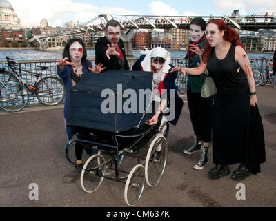 Londra, Regno Unito. 13/10/12. Zombie orda rampages intorno alla Tate Modern sulla banca del sud. Non sono solo gli zombie su una sanguinosa sete di ricerca di carne umana, essi sono anche la raccolta di fondi per l'evento ha scelto la carità, St Mungos. Più di 50 città in tutto il mondo a partecipare al Mondiale Zombie giorno, tra cui New York, Pittsburgh, Parigi, Hong Kong, Los Angeles, Chicago, Dallas, Seattle, e Tokyo. Foto Stock