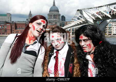 Londra, Regno Unito. 13/10/12. Zombie orda rampages intorno alla Tate Modern sulla banca del sud. Non sono solo gli zombie su una sanguinosa sete di ricerca di carne umana, essi sono anche la raccolta di fondi per l'evento ha scelto la carità, St Mungos. Più di 50 città in tutto il mondo a partecipare al Mondiale Zombie giorno, tra cui New York, Pittsburgh, Parigi, Hong Kong, Los Angeles, Chicago, Dallas, Seattle, e Tokyo. Foto Stock